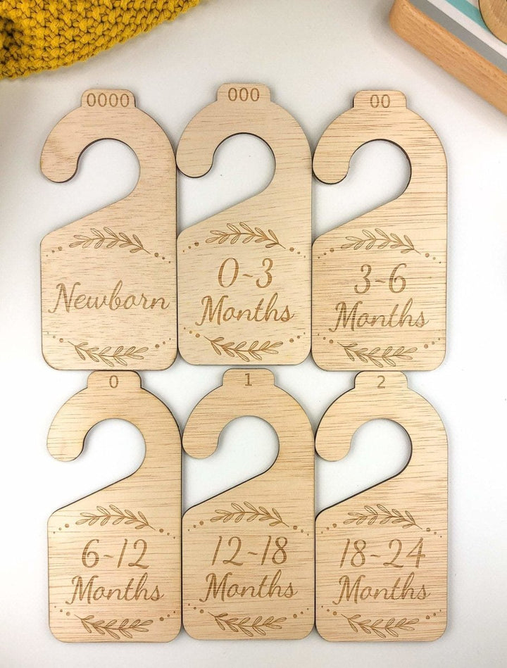 Engraved wood hangers in Australian animals or leaf design